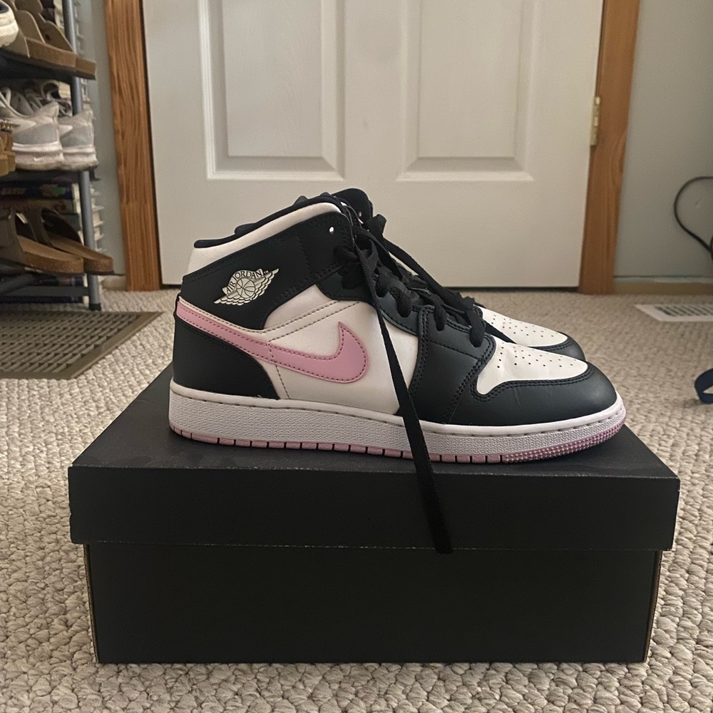 SIZE 7Y GS nike mid jordan 1s white/lt arctic pink/black